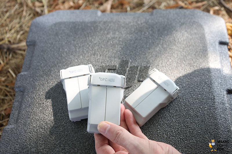 Die 3 LiPo Akkus der DJI Mini 3 Pro werden gezeigt.